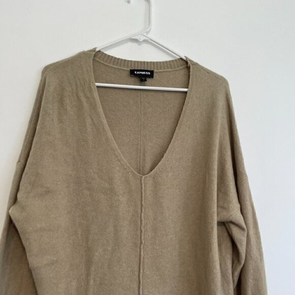 EXPRESS Solid Taupe Tan ? Deep V-Neck Long Sleeve Dolman Sleeve Slouchy Sweater - Picture 3 of 14